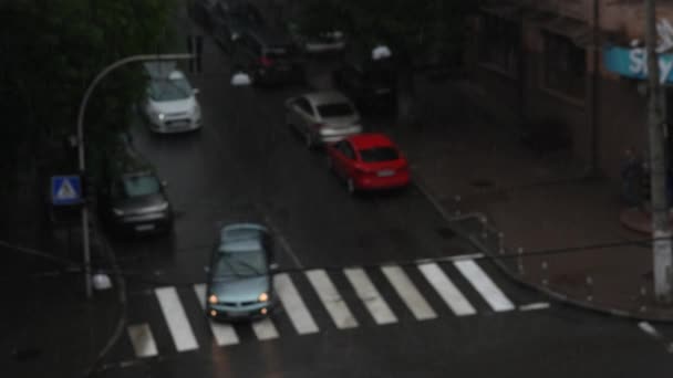 Yağmurlu Bir Günde Şehirdeki Yol Trafiğinin Bulanık Görüntüsü — Stok video