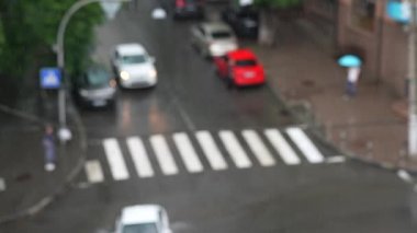 Yağmurlu bir günde şehirdeki yol trafiğinin bulanık görüntüsü