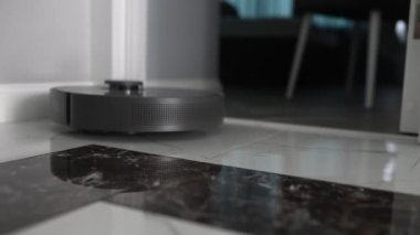 Robot elektrik süpürgesi odada.