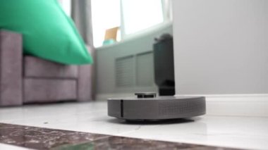 Robot elektrik süpürgesi odada.