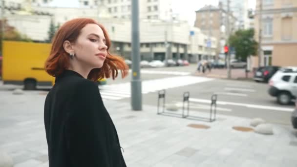 Belle Femme Affaires Aux Cheveux Roux Confiante Tout Posant Dans — Video