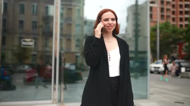 Eine Schöne Rothaarige Geschäftsfrau Telefoniert Bei Der Arbeit — Stockvideo