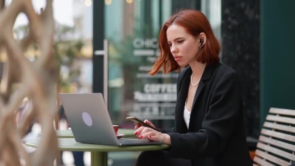Mulher Ruiva Bonita Trabalhando Laptop Café Livre — Vídeo de Stock