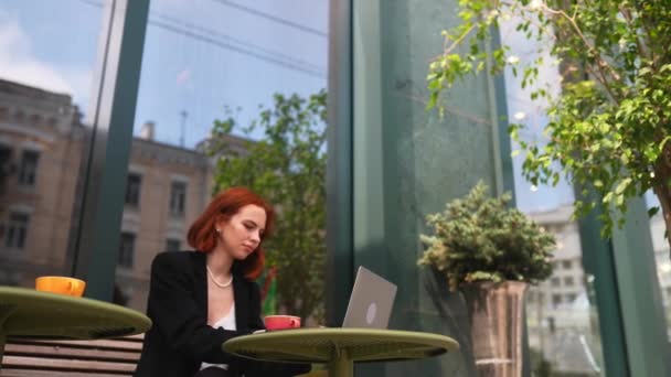 Bella Donna Rossa Che Lavora Sul Computer Portatile Caffè All — Video Stock