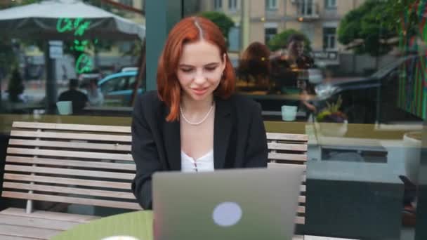 Hermosa Mujer Pelirroja Trabajando Ordenador Portátil Cafetería Aire Libre — Vídeo de stock