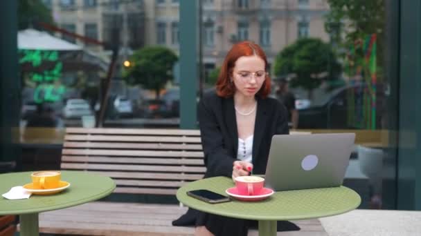 Güzel Kızıl Saçlı Kadın Dışarıda Kafede Dizüstü Bilgisayarda Çalışıyor — Stok video