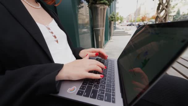Blisko Obraz Kobiet Ręce Pisania Pisania Laptopie Pracy Kawiarni — Wideo stockowe