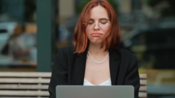 Mujer Negocios Cansado Sentado Detrás Ordenador Portátil Con Una Taza — Vídeo de stock