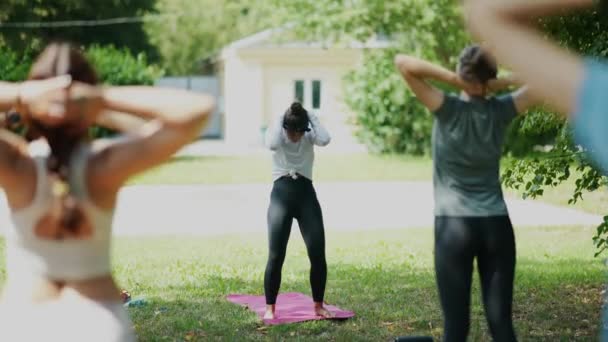 Gruppo Giovane Donna Sportiva Che Pratica Lezione Yoga Con Istruttore — Video Stock