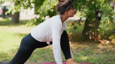 Sağlıklı spor yaşam tarzı. Parkta spor yapan atletik genç bir kadın.