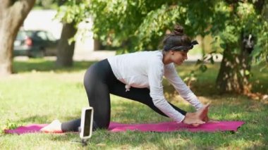 Sağlıklı spor yaşam tarzı. Parkta spor yapan atletik genç bir kadın.