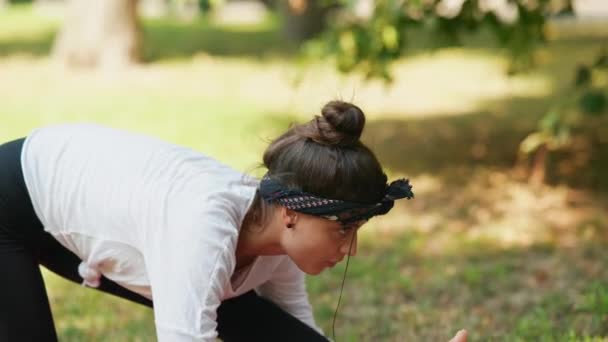 健康的なスポーツライフスタイル 公園でフィットネス運動をしているアスリートの若い女性 — ストック動画