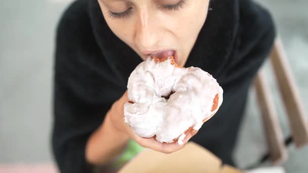Wman Who Eating Donut White Frosting — ストック動画