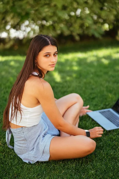 Concept Remote Work Young Girl Works Laptop Fresh Air Park — Stok fotoğraf