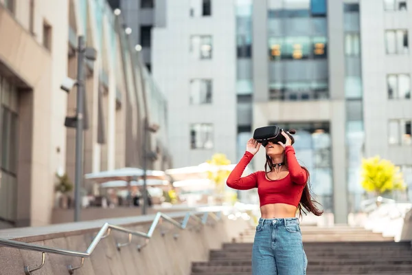 Uma Mulher Capacete Realidade Virtual Caminha Pela Rua — Fotografia de Stock