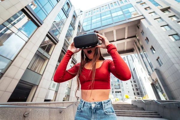 Žena Helmě Virtuální Reality Kráčí Ulicí — Stock fotografie