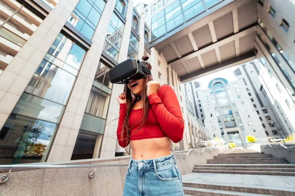 Woman Virtual Reality Helmet Walks Street — Fotografia de Stock