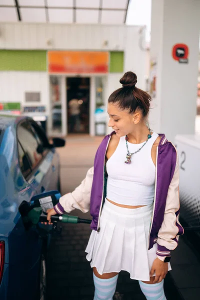 Cheerful Young Woman Brunette Filling Her Car Fuel Gas Station — 스톡 사진