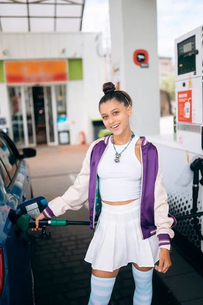Весела Молода Жінка Брюнетка Наповнює Машину Паливом Азс — стокове фото