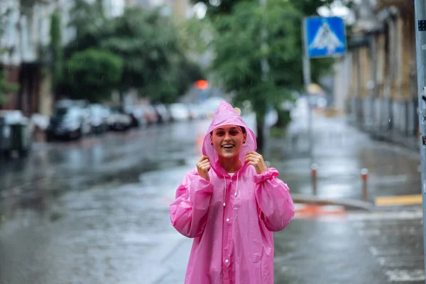 Young Smiling Woman Pink Raincoat Street While Enjoying Walk City — ストック写真
