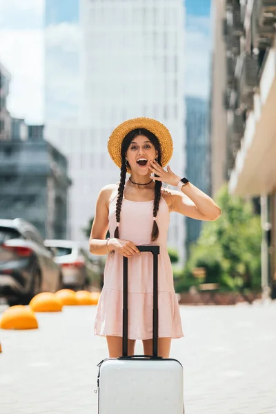 Jeune Belle Femme Avec Une Valise Sur Fond Une Ville — Photo