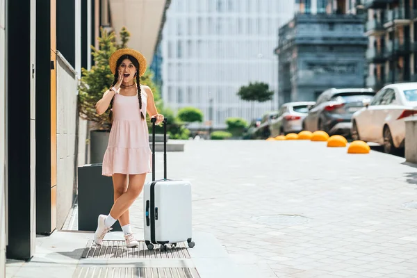 Jeune Belle Femme Avec Une Valise Sur Fond Une Ville — Photo