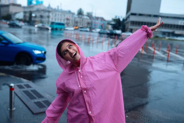 Young Smiling Woman Pink Raincoat Street While Enjoying Walk City — Stock Photo, Image