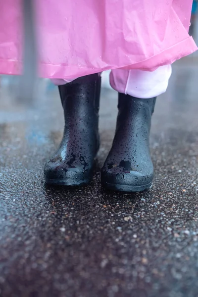 Young Smiling Woman Pink Raincoat Street — Stock Photo, Image