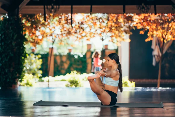 Young Woman Practicing Yoga Alone — Stockfoto