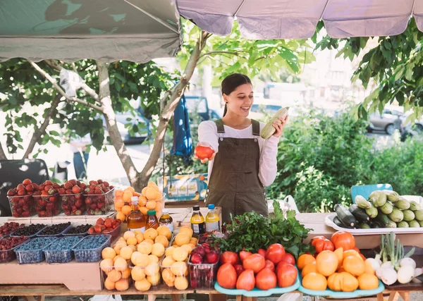 Young Positive Salesgirl Job Selling Sells Home Grown Vegetables Fruits — Photo