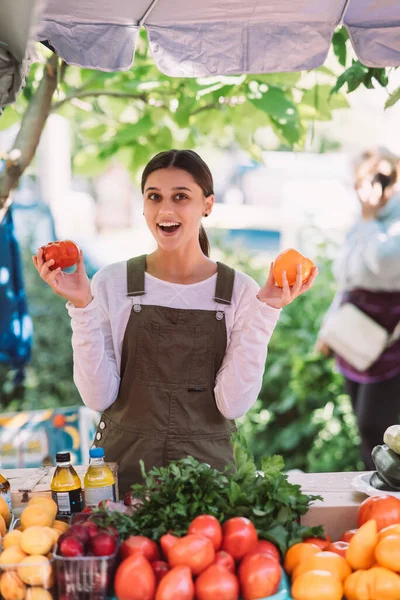 Young Positive Salesgirl Job Selling Sells Home Grown Vegetables Fruits — Photo