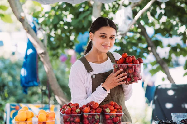 Young Positive Salesgirl Job Selling Sells Home Grown Vegetables Fruits — Photo