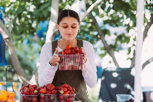 Young Positive Salesgirl Job Selling Sells Home Grown Vegetables Fruits — Photo