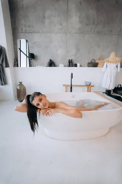 Mulher Feliz Tomando Banho Casa Relaxamento Bem Estar — Fotografia de Stock