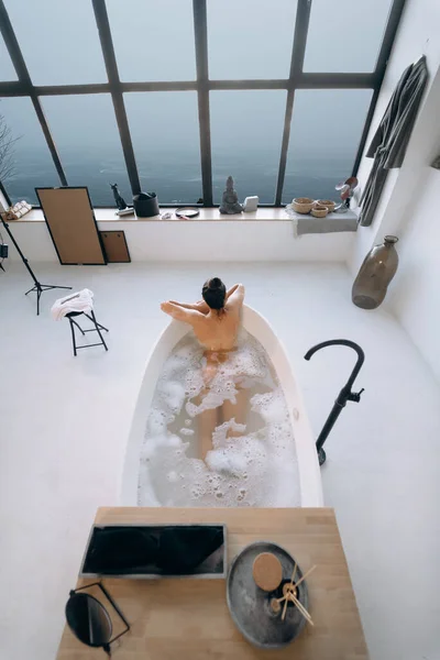 집에서 목욕하는 균형잡혀 건강하며 보이는 — 스톡 사진