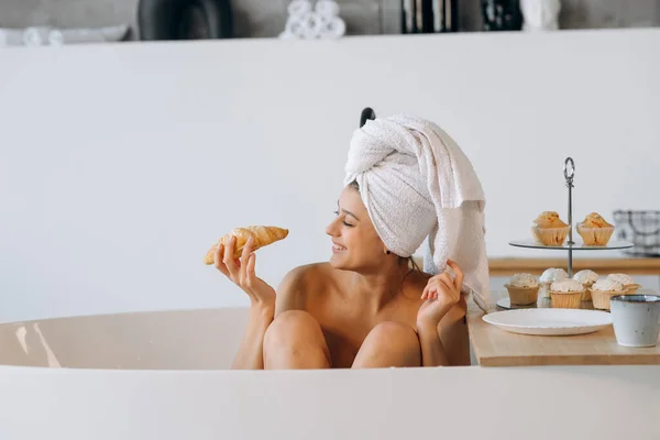 Fashion Woman Morning Lying Bath Having Breakfast — Stockfoto
