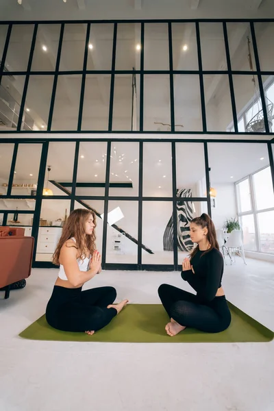 Dvě Mladé Ženy Meditoval Lotus Představují Rukama Namaste Jóga — Stock fotografie