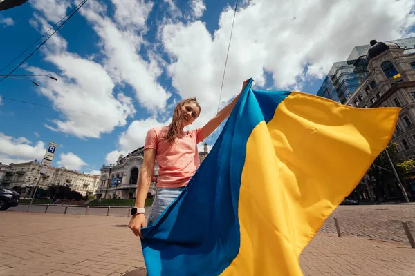 Young Woman National Flag Ukraine Walking City — ストック写真