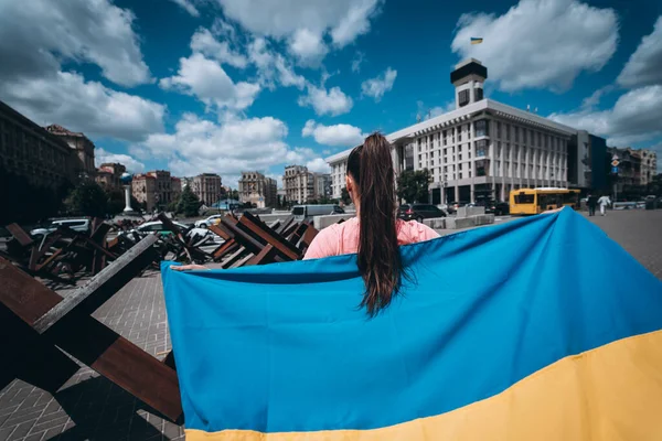 Una Joven Lleva Bandera Ucrania Ondeando Detrás Ella Calle — Foto de Stock