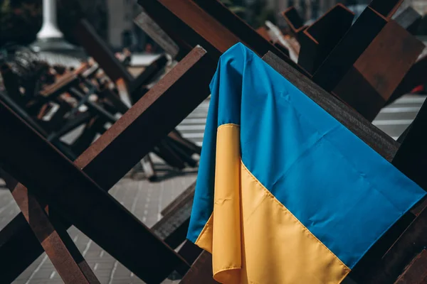 Ukrainian Flag Hangs Barricades Street — ストック写真