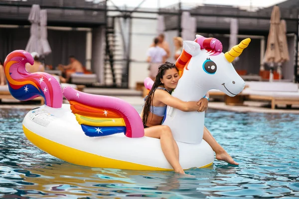 Woman Bikini Inflatable Unicorn Toy Mattress Float Pool Girl Relaxing — ストック写真