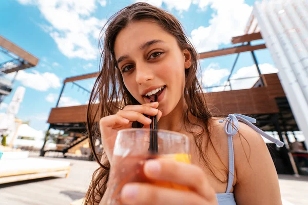 Pretty Woman Bikini Drinking Cocktail Pool —  Fotos de Stock