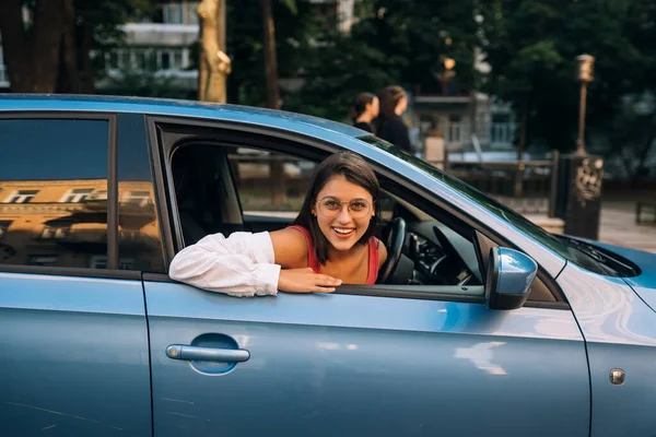 Happy Woman Portrait Car City Looking Out Window Travel Vacations — 스톡 사진