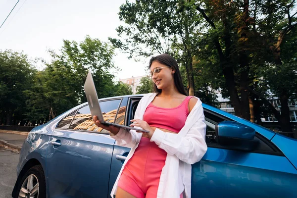 Young Woman Uses Laptop Car City Center Outdoors — 스톡 사진