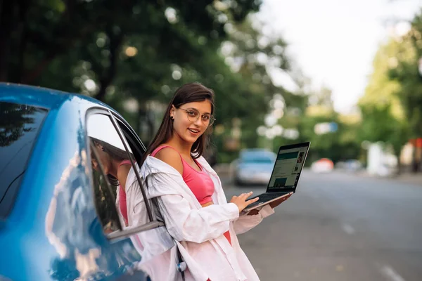Young Woman Uses Laptop Car City Center Outdoors — Φωτογραφία Αρχείου
