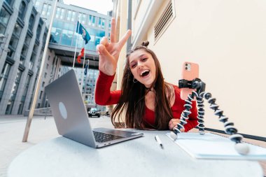 Bir yazlık kafede uzaktan kumandalı iş yapan genç bir kadın. Serbest çalışan kadın. Küçük işletme
