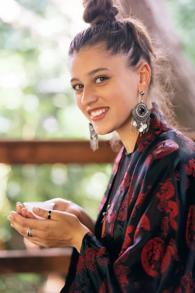 Process Brewing Tea Young Woman Enjoys Smell Green Tea — Fotografia de Stock