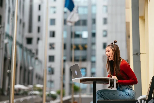 Girl Speaks Video Link Street Meeting Street Modern Types Work — Foto Stock