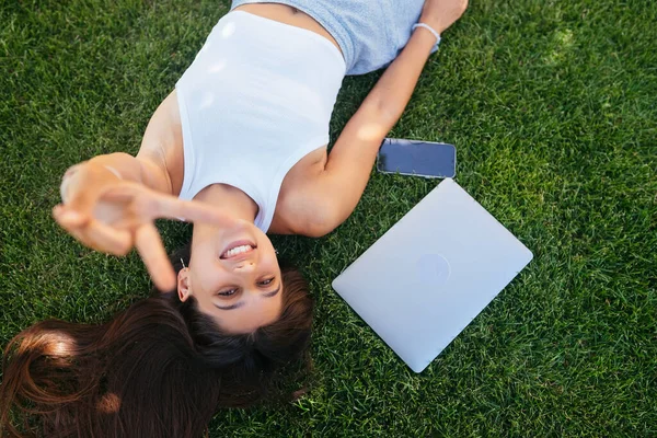 Young Fit Attractive Woman Lying Green Lawn Park Perks Freelance —  Fotos de Stock