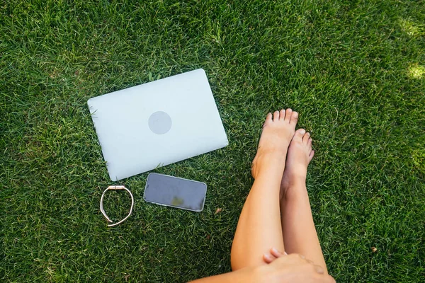 Young Fit Attractive Woman Lying Green Lawn Park Perks Freelance — Stok fotoğraf